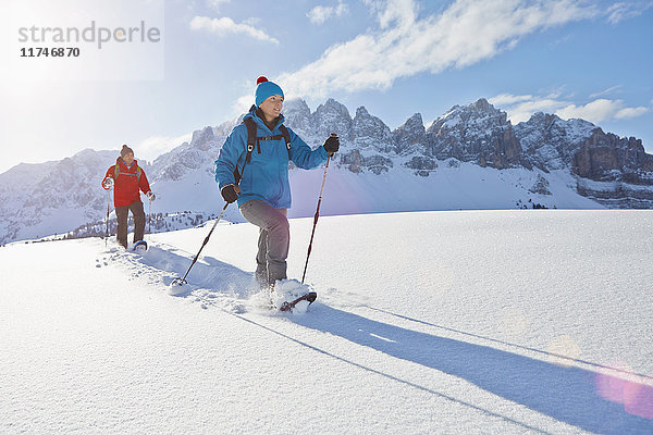 Schneeschuhwandern für Paare mittlerer Erwachsener in den Dolomiten  Eisacktal  Südtirol  Italien