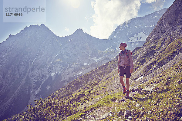 Reife Frau  Bergabwandern  Ehrwald  Tirol  Österreich