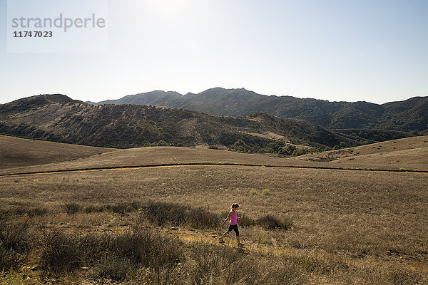 Reife Läuferin läuft durch Landschaft  Thousand Oaks  Kalifornien  USA