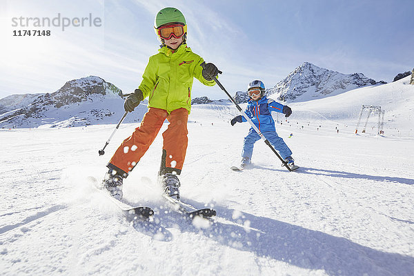 Jungen Skifahren  Stubai  Tirol  Österreich