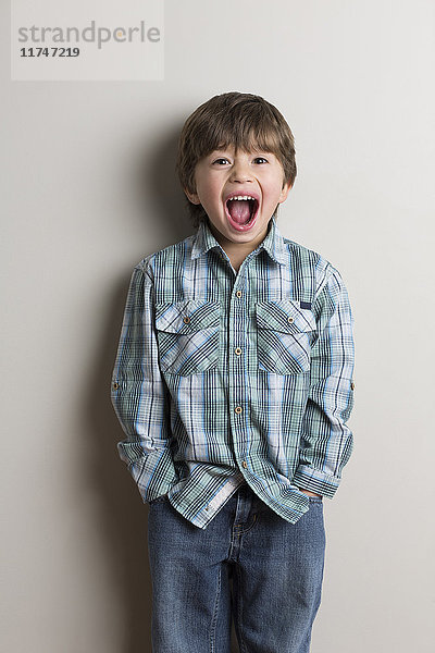Porträt eines Jungen mit offenem Mund