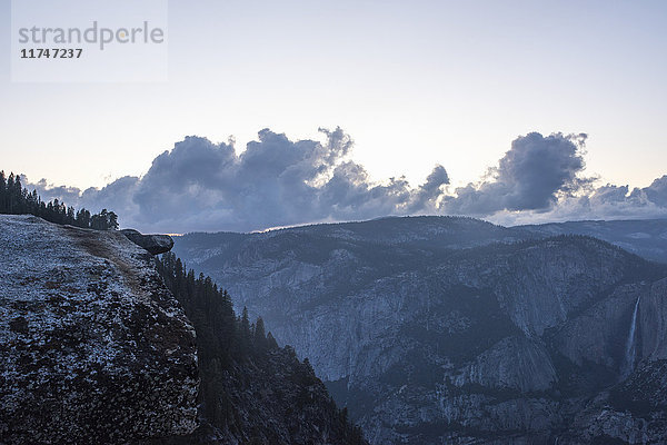Erhöhter Blick auf Berge in der Morgendämmerung  Yosemite National Park  Kalifornien  USA