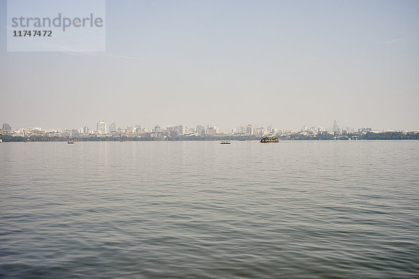 Fernblick auf die Skyline der Stadt Westlake  Hangzhou  China