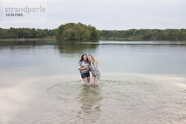 Junge Frauen spielen im See