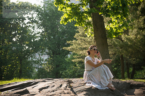 Mittelgroße erwachsene Frauen mit Mobiltelefonen im Central Park  New York