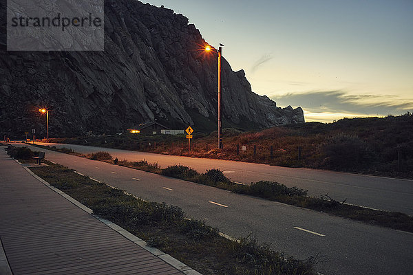 Scherenschnittansicht des Morro Bay Rock und der Küstenstraße in der Abenddämmerung  Morro Bay  Kalifornien  USA