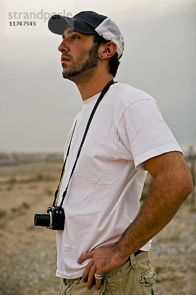 Mann mit Digitalkamera schaut auf Wüstengewitterwolken  Las Vegas  Nevada  USA