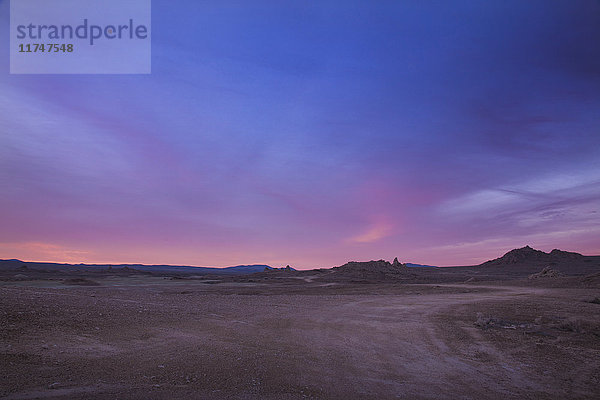 Ansicht einer Wüstenlandschaft in der Abenddämmerung  Trona  Kalifornien  USA