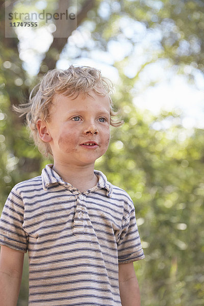 Porträt eines kleinen Jungen mit schmutzigem Gesicht