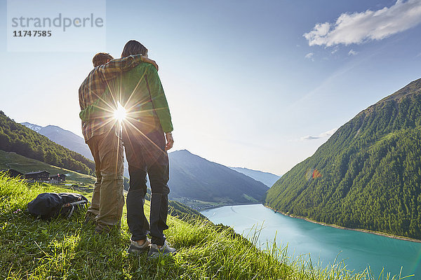 Junges Paar mit Blick auf den Vernagt-Stausee und den Bauernhof Finailhof  Schnalstal  Südtirol  Italien