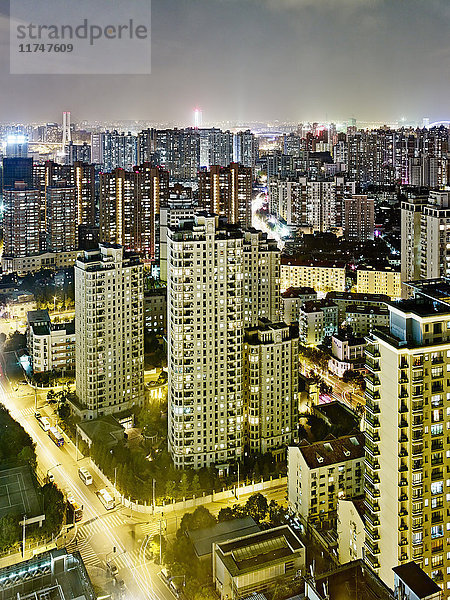 Stadtbild in der Abenddämmerung  Shanghai  China