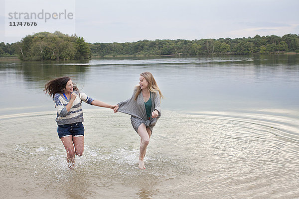 Junge Frauen spielen im See