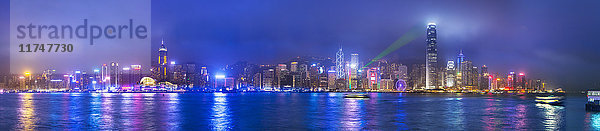 Die zentrale Skyline von Hongkong und der Hafen von Victoria  Hongkong  China