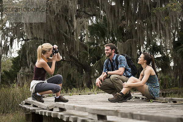 Wanderer beim Fotografieren  Skidaway Island State Park   Savannah  Georgia  USA