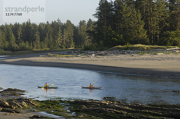Zwei Männer im Kajak auf dem Sooes River  Makah Bay  Washington  USA