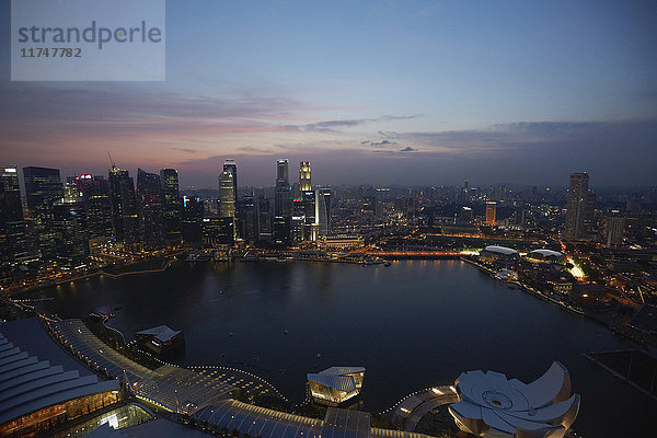 Singapurs Stadtbild und Hafen bei Nacht