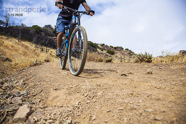 Schnappschuss eines jungen Mannes beim Mountainbiking auf Feldwegen  Mount Diablo  Bay Area  Kalifornien  USA