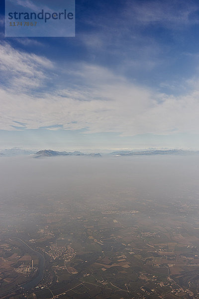 Luftaufnahme der Stadt und der italienischen Alpen  Verona  Italien