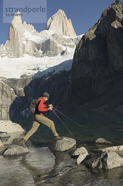 Mann auf Trittsteinen  El Chalten  Los Glaciares-Nationalpark  Argentinien