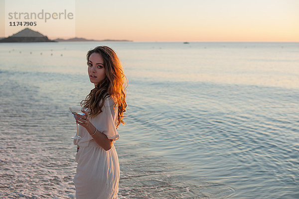 Porträt einer jungen Frau am Strand bei Sonnenuntergang  Castiadas  Sardinien  Italien