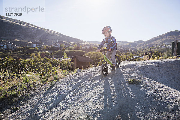 Junge fährt mit dem Balance-Bike bergab  Draper-Radpark  Missoula  Montana  USA