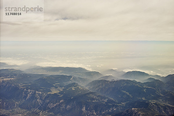 Luftaufnahme der italienischen Alpen  Verona  Italien