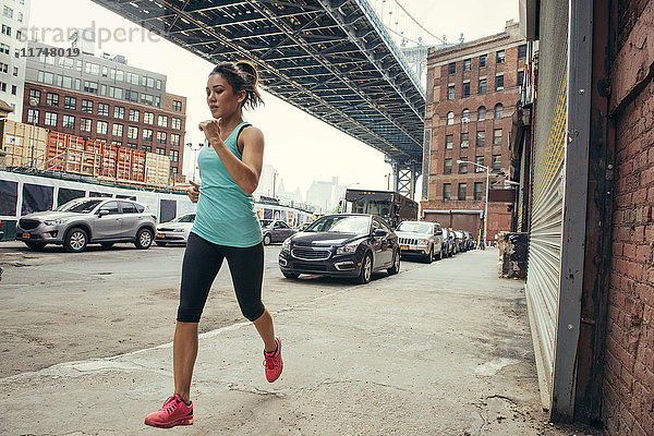 Laufen junger Läuferinnen  New York  USA
