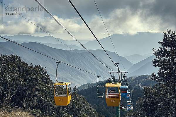 Gebirgskette und gelbe Seilbahnen in Yak Meadow  Lijiang  Yunnan  China