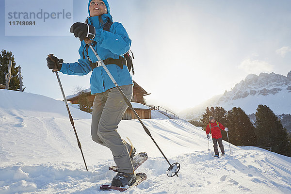 Schneeschuhwandern für Paare mittlerer Erwachsener  Dolomiten  Eisacktal  Südtirol  Italien