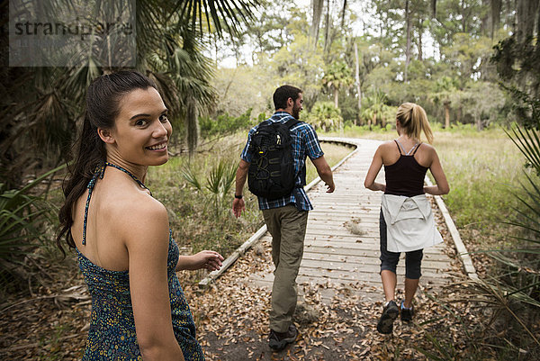 Wanderer auf dem Gehweg  Skidaway Island State Park   Savannah  Georgia  USA