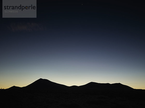 Silhouettenhafte Berge in der Morgendämmerung  Lanzarote  Spanien