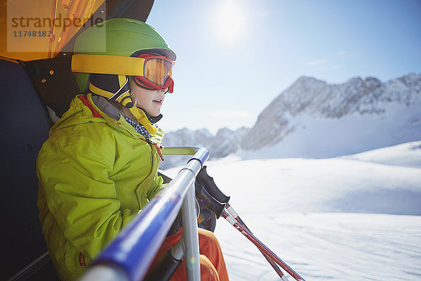 Junge auf Skilift