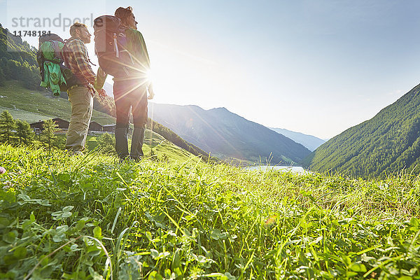 Junges Wanderpaar mit Blick auf den Vernagt-Stausee und den Bauernhof Finailhof  Schnalstal  Südtirol  Italien