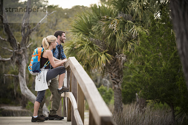 Wanderer  die die Natur genießen  Skidaway Island State Park   Savanne  Georgia  USA