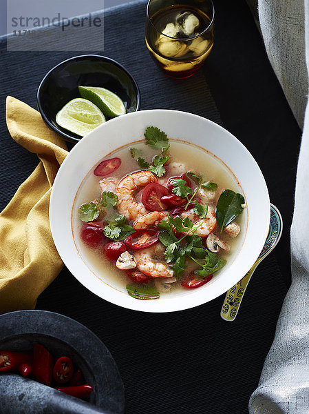 Schale Tomaten-Yum-Suppe mit Kräutergarnitur