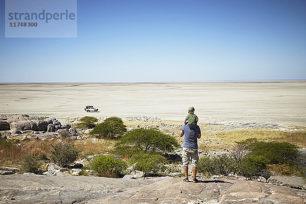 Vater und Sohn genießen Aussicht  Kubu Island  Makgadikgadi Pan  Botswana  Afrika