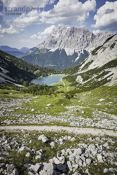 Hochwinkelansicht des Seebensees und der Zugspitze  Ehrwald  Tirol  Österreich