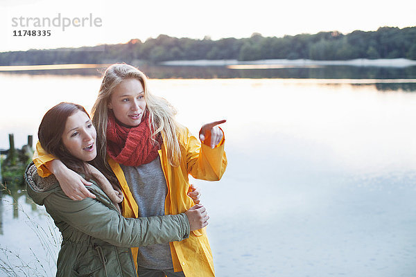 Junge Frauen genießen die Landschaft am See