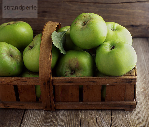 Stilleben von frischen grünen Äpfeln im Korb