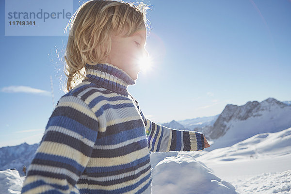 Junge wandert in verschneiter Landschaft  niedriger Blickwinkel