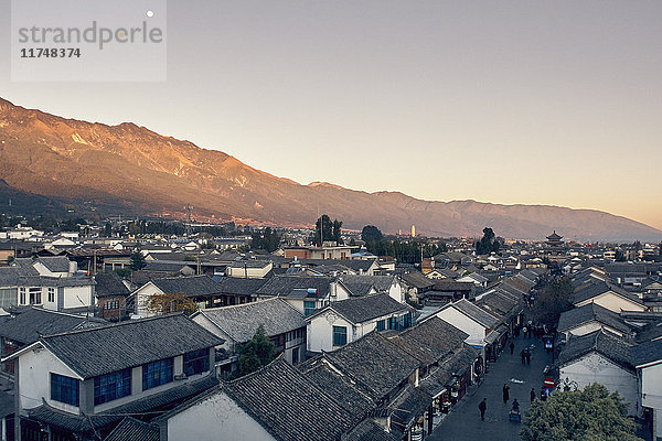 Erhöhte Ansicht von Gebäuden und Gebirge  Dali  Yunnan  China