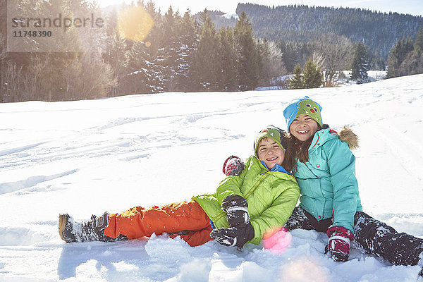 Bruder und Schwester genießen den Schnee