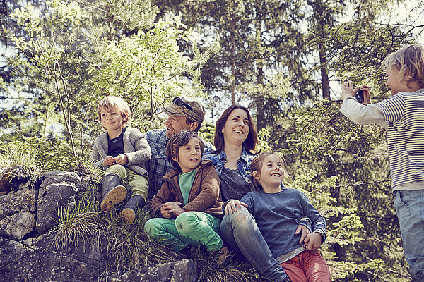Junge fotografiert Familie  im Wald