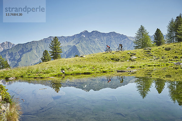 Junges Paar beim Mountainbike-Downhill  Karthaus  Schnalstal  Südtirol  Italien
