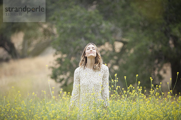 Frau genießt frische Luft im Park  Stoney Point  Topanga Canyon  Chatsworth  Los Angeles  Kalifornien  USA