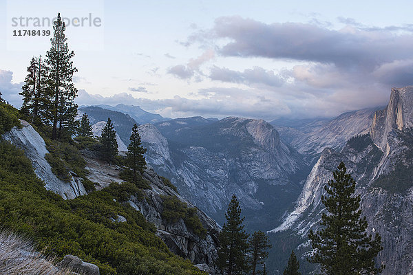 Erhöhte Ansicht von Berggipfeln  Yosemite National Park  Kalifornien  USA