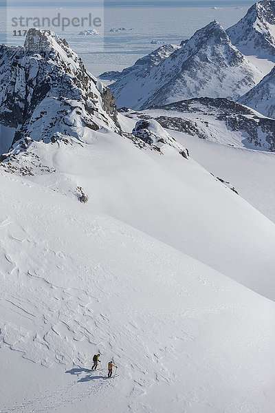 Männer beim Skifahren in Ostgrönland