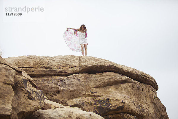 Frau entspannt sich auf einer Felsformation  Stoney Point  Topanga Canyon  Chatsworth  Los Angeles  Kalifornien  USA
