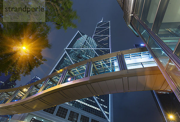 Fussgängerweg und Gebäude der Bank of China  Hongkong  China