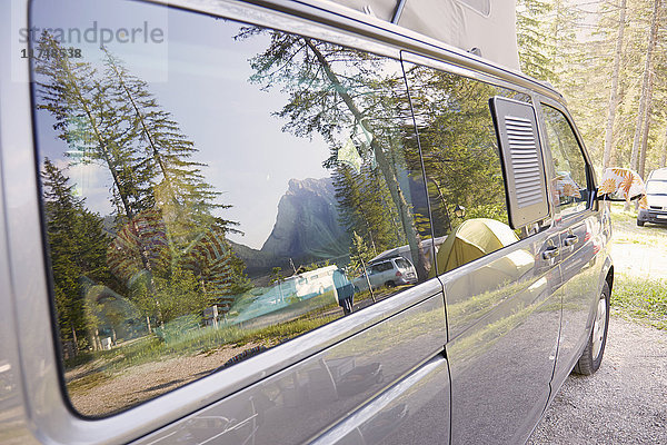 Im Wald geparktes Wohnmobil  Toblacher See  Dolomiten  Südtirol  Italien